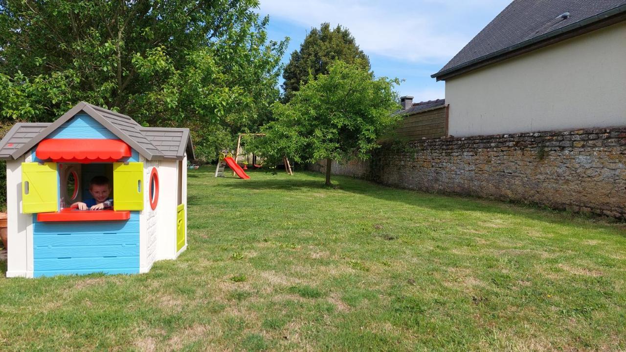Le So Art, Grande Maison 4 Chambres, Terrain De Petanque, Grand Jardin Clos, Flipper, Babyfoot, Jeux Arcade, Ping Pong,1 Km Mer, Proche Golf, Port En Bessin, Bayeux Et Plages Du Debarquement, Adaptee Enfants Commes Exteriör bild
